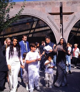 19406046-7546429-Sister_Her_sister_Kourtney_Kardashian_was_also_present_for_the_o-a-50_1570477949505.jpg