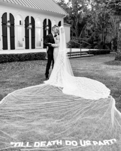 19414276-7548007-Making_memories_Taking_to_Instagram_on_Monday_the_bride_posted_t-a-123_1570489390772.jpg