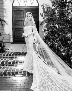 19414278-7548007-Stunning_Hailey_clearly_found_the_dress_of_her_dreams_in_which_t-a-125_1570489390825.jpg