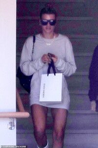 19417618-7548293-Incognito_The_new_Keeping_Up_With_The_Kardashian_s_star_obscured-a-21_1570496800886.thumb.jpg.313f54fb3e64b28e12a9dfd73a979d28.jpg