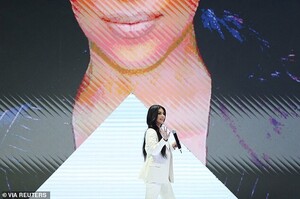 19436006-7551035-Cheery_The_social_media_sensation_beamed_with_delight_as_she_wav-a-76_1570591889283.jpg
