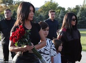 19453280-7551035-In_memory_Kim_held_a_bouquet_of_red_stem_roses_to_lay_on_the_mem-a-58_1570591880936.jpg