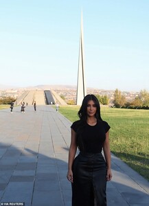19453286-7551035-Raising_awareness_Kim_posed_for_the_camera_during_her_visit_to_T-a-64_1570591881647.jpg