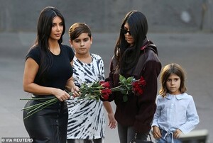 19453290-7551035-Family_Kim_and_Kourtney_held_the_roses_while_Mason_and_Penelope_-a-59_1570591881083.jpg