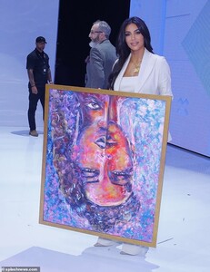 19453614-7551035-Culture_The_reality_star_posed_with_a_colourful_face_portrait_in-a-68_1570591882263.jpg