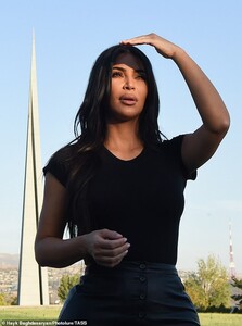 19467208-7551035-Emotional_moment_Her_visit_to_the_memorial_proved_to_be_emotiona-a-84_1570591889879.jpg