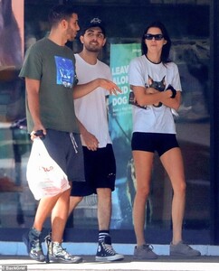19468224-7552653-On_the_go_The_Keeping_Up_with_the_Kardashians_star_23_paired_her-a-79_1570582910708.jpg