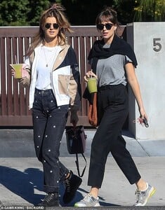 19476124-7553165-Sweater_weather_She_donned_a_thin_grey_t_shirt_with_a_black_swea-a-57_1570600297357.jpg