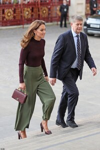 19484206-7553831-Kate_looked_deep_in_conversation_as_she_made_her_way_inside_the_-a-5_1570650015484.jpg