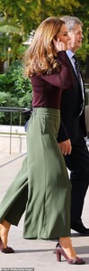 19485154-7553831-Kate_opted_to_wear_her_brown_locks_in_a_loose_wave_for_the_occas-a-25_1570650019574.jpg