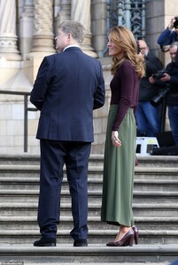 19486432-7553831-The_royal_who_was_met_with_cameras_as_she_stood_on_the_steps_out-a-32_1570650021655.jpg