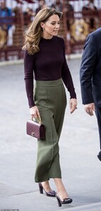 19487150-7553831-Kate_dressed_perfectly_for_Autumn_as_she_coordinated_her_maroon_-a-40_1570650027496.jpg