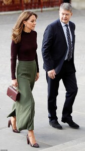 19487160-7553831-The_duchess_walked_alongside_Museum_Director_Michael_Dixon_as_sh-a-42_1570650028593.jpg