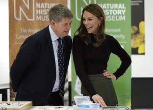 19487690-7553831-The_Duchess_of_Cambridge_could_be_seen_laughing_with_Sir_Michael-a-2_1570650015446.jpg