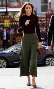 19487892-7553831-Kate_Middleton_37_looked_typically_demure_in_a_pair_of_130_khaki-a-1_1570650015443.jpg