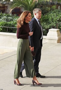 19491534-7553831-Kate_looked_stylish_in_her_matching_burgundy_heels_and_Chanel_cl-a-50_1570650029258.jpg