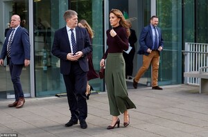 19491550-7553831-Kate_was_seen_speaking_with_Museum_Director_Michael_Dixon_as_she-a-48_1570650029112.jpg