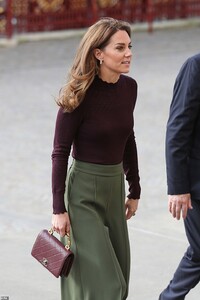 19491552-7553831-The_Duchess_of_Cambridge_in_her_role_as_Patron_of_the_Natural_Hi-a-54_1570650029658.jpg