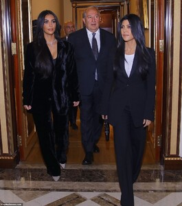 19500504-7555629-Highly_regarded_Kim_left_and_Kourtney_Kardashian_right_visited_A-a-41_1570644439771.jpg