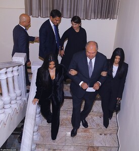 19500508-7555629-Familiar_Kim_and_Kourtney_linked_arms_with_Sarkissian_as_they_ma-a-4_1570661931683.jpg