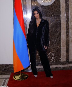 19500550-7555629-Every_day_is_a_photo_opp_Kim_made_sure_she_posed_for_plenty_of_s-a-35_1570644415895.jpg