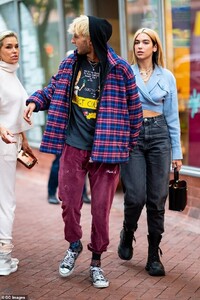 19513572-7555753-Street_style_She_slipped_into_a_pair_of_high_waisted_grey_jeans_-a-29_1570666790504.jpg