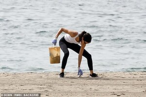 19538806-7558737-Casual_Kendall_opted_for_a_pair_of_black_gym_leggings_with_a_tig-a-3_1570719235167.jpg