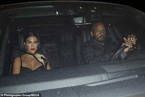 19581740-7562413-Style_The_Keeping_Up_With_The_Kardashians_star_also_sported_a_go-a-27_1570813023277.jpg