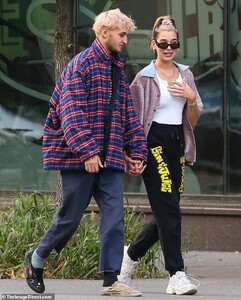 19594520-7563367-Taking_it_easy_Dua_wore_black_tracksuit_bottoms_with_a_white_t_s-m-27_1570809241884.jpg