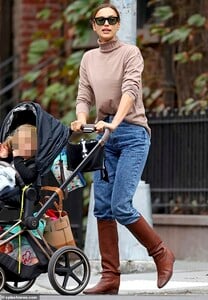 19611124-7564807-Chic_Irina_Shayk_kept_up_her_duties_on_Friday_as_she_was_seen_pu-a-1_1570839259462.jpg