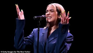 19616880-7565203-Dapper_Dua_s_outfit_featured_an_oversize_navy_blue_blazer_that_w-a-14_1570882737636.jpg