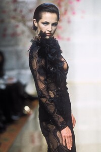 1962895539_Valentino1997HauteCouture119.thumb.jpg.c4e329b391c9997119d22008c925fbc2.jpg