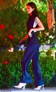 19659522-7568527-Date_night_Kendall_Jenner_showcased_her_stunning_off_duty_model_-a-125_1570983969155.jpg