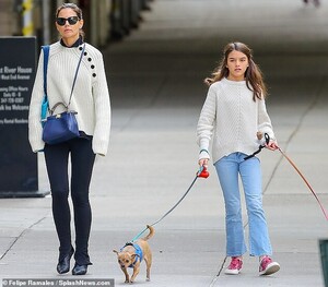 19668162-7569263-Autumn_style_On_Sunday_Katie_Holmes_40_looked_stylish_as_she_and-a-30_1571013287751.jpg