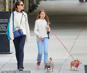 19668166-7569263-Matching_The_mother_daughter_duo_coordinated_perfectly_in_cozy_c-a-31_1571013287913.jpg