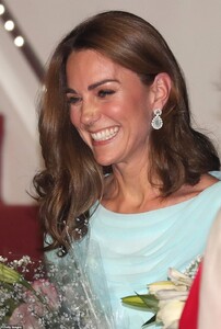 19705174-7571863-The_Duchess_of_Cambridge_accessorised_her_glamorous_look_with_ma-a-11_1571097086164.jpg