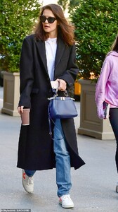 19711234-7572897-Interesting_Suri_carried_the_book_in_one_hand_while_she_tried_to-a-16_1571094311109.jpg