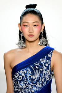 1971525487_TadashiShojiSpringSummer2020RunwayNewCJkx3ObyRFCx.thumb.jpg.a3afdbe9a2c86ec2c46eca4cef359ca3.jpg