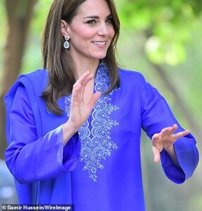 19728098-7573891-Kate_gesticulates_during_her_visit_to_the_park-a-31_1571142068430.jpg