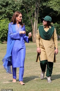 19728136-7573891-The_Duchess_of_Cambridge_speaks_to_a_ranger_at_Margallah_Hills_N-a-13_1571144920381.jpg