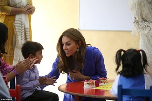 19728256-7573891-Both_of_the_royals_sat_with_children_in_a_kindergarten_class_dur-a-10_1571144920351.jpg