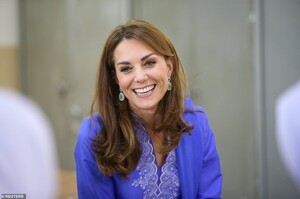 19728326-7573891-The_Duchess_of_Cambridge_smiles_at_a_school_on_a_visit_to_Islama-a-38_1571144920976.jpg
