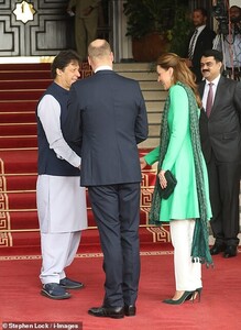 19730278-7573891-William_and_Kate_meet_with_Prime_Minister_Imran_Khan-a-348_1571129738551.jpg