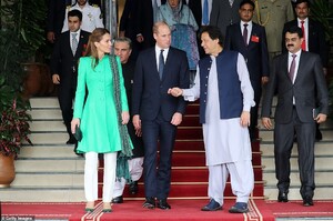 19734718-7573891-Prince_William_and_Kate_leave_after_meeting_Pakistan_s_Prime_Min-a-19_1571142068408.jpg