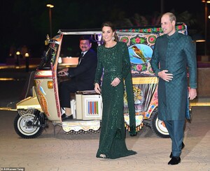 19745016-7575707-The_Duke_and_Duchess_of_Cambridge_step_out_of_a_rickshaw_in_Isla-a-67_1571149358900.jpg