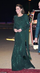 19746846-7575707-Kate_arrives_in_a_glittering_dress_for_the_reception_tonight-a-41_1571167402121.jpg