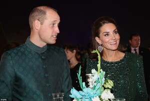 19751292-7575707-The_Duke_and_Duchess_of_Cambridge_speak_with_guests_as_they_atte-a-44_1571167402266.jpg