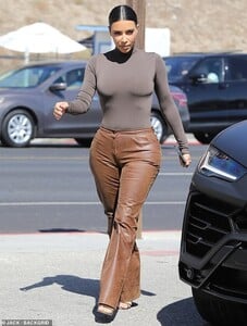 19766774-7577841-Hell_on_heels_She_completed_the_look_with_a_pair_of_brown_leathe-a-2_1571192954622.jpg