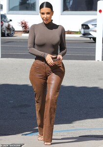 19766776-7577841-Serving_body_The_38_year_old_stepped_out_in_a_snug_brown_turtlen-a-1_1571192954621.jpg
