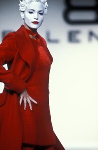 1976720641_Balenciaga1994WomenRTW11.thumb.jpg.d2f1cdbeace5038666014b0cf756bdc0.jpg